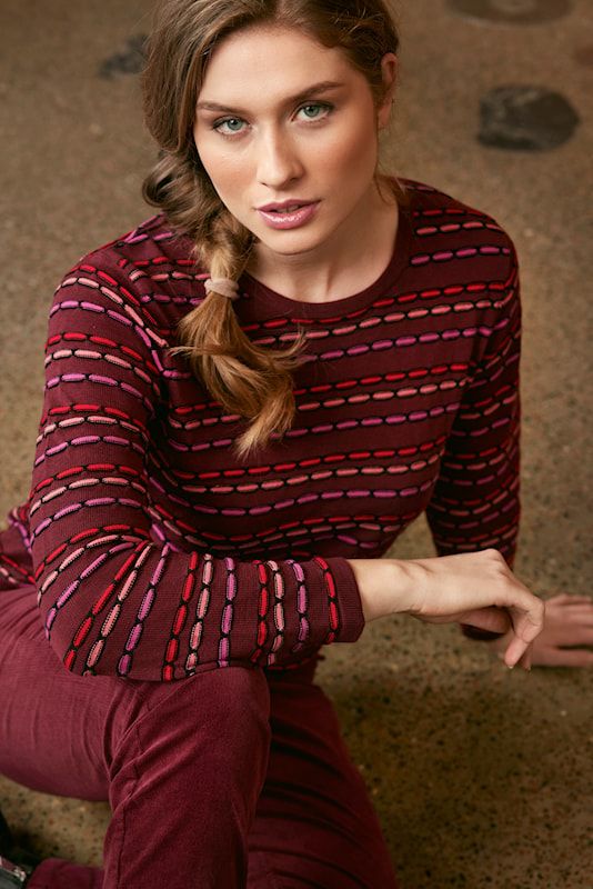 Stickad tröja i fint mönster